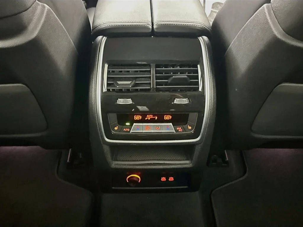 2024 BMW X7 xDrive40i interior, Black SensaTec