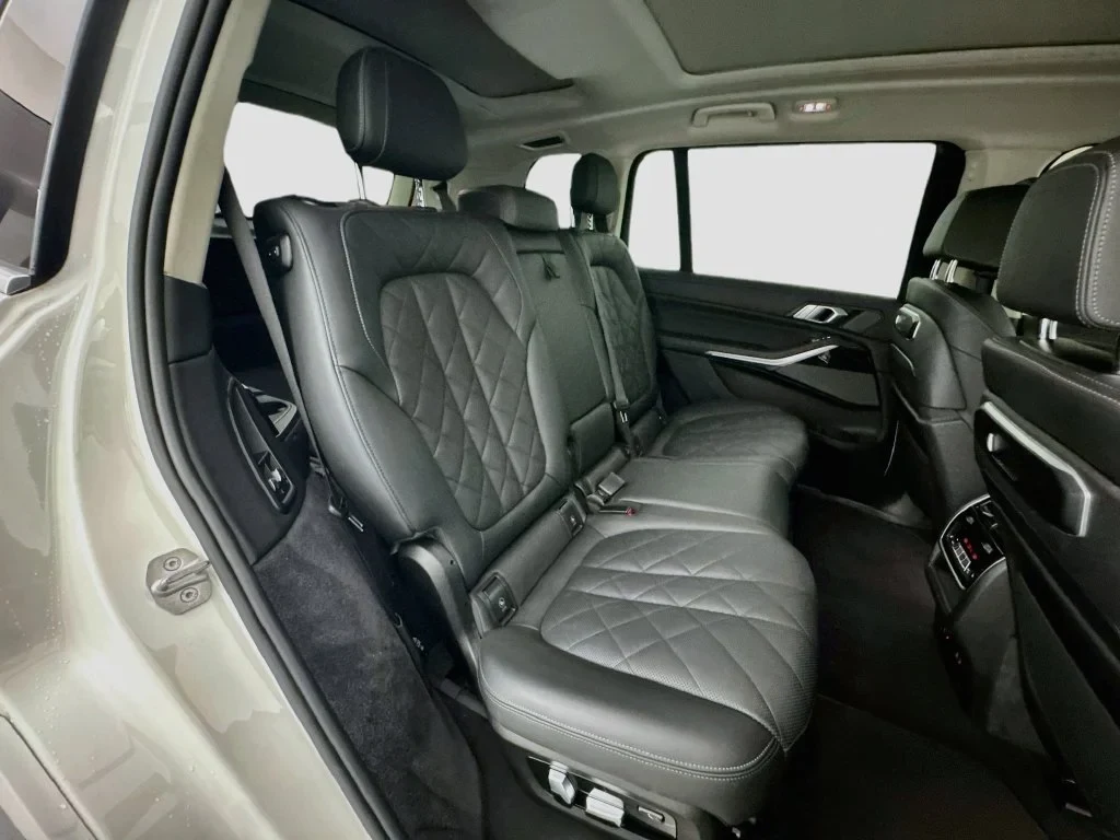 2024 BMW X7 xDrive40i interior, seats, Black SensaTec