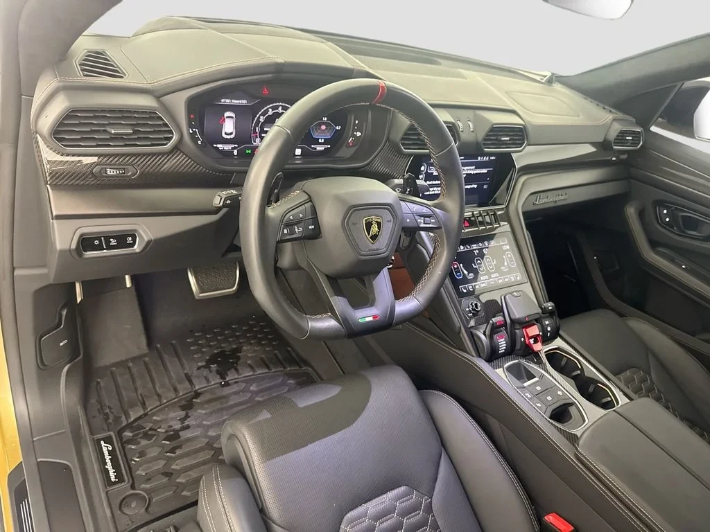 2024 Lamborghini Urus S interior, dashboard, Black (as seen in the photographs)