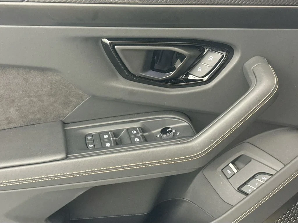 2024 Lamborghini Urus S interior, door panel, Black (as seen in the photographs)