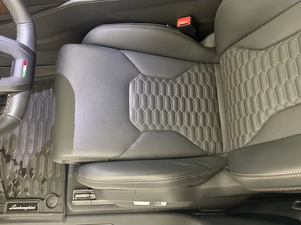 2024 Lamborghini Urus S interior, seats, Black (as seen in the photographs)