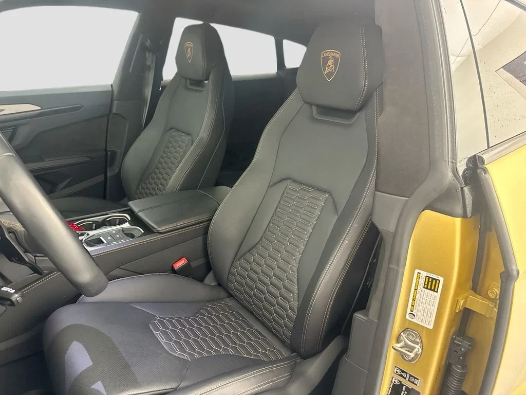 2024 Lamborghini Urus S interior, seats, Black (as seen in the photographs)