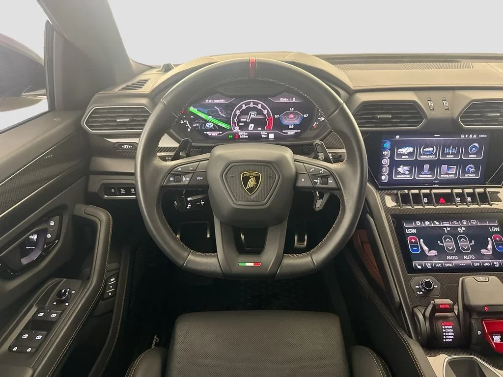 2024 Lamborghini Urus S interior, dashboard, Black (as seen in the photographs)