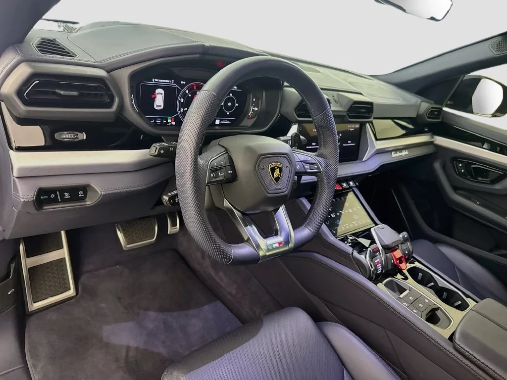 2025 Lamborghini Urus SE interior, dashboard, Black