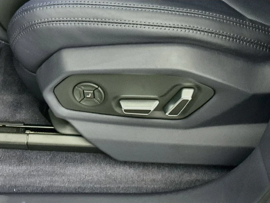 2025 Lamborghini Urus SE interior, door panel, Black