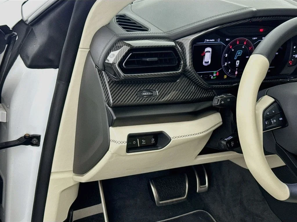 2025 Lamborghini Urus SE interior