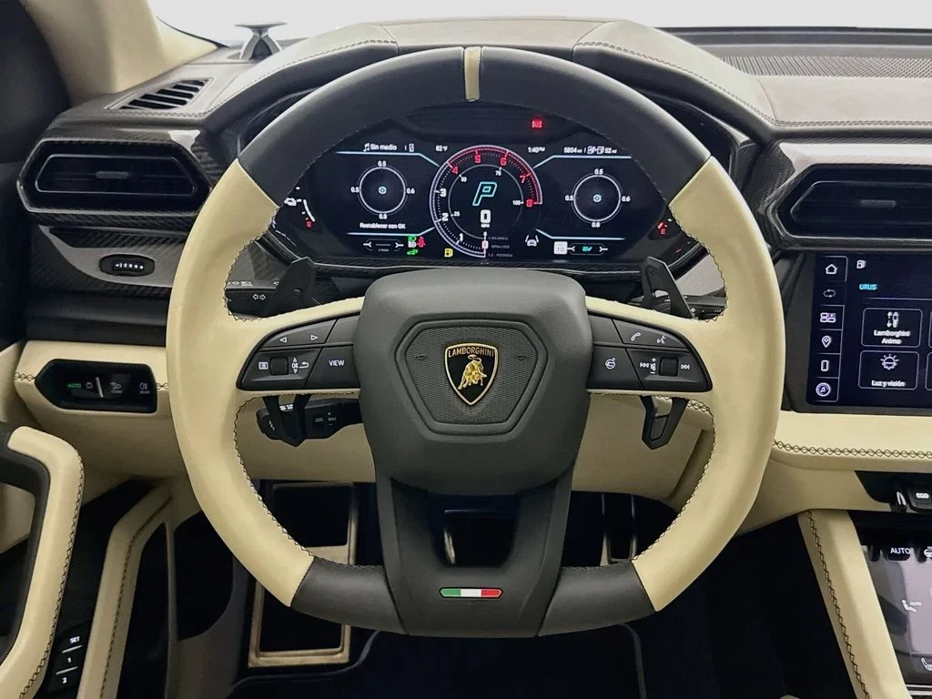 2025 Lamborghini Urus SE interior, dashboard