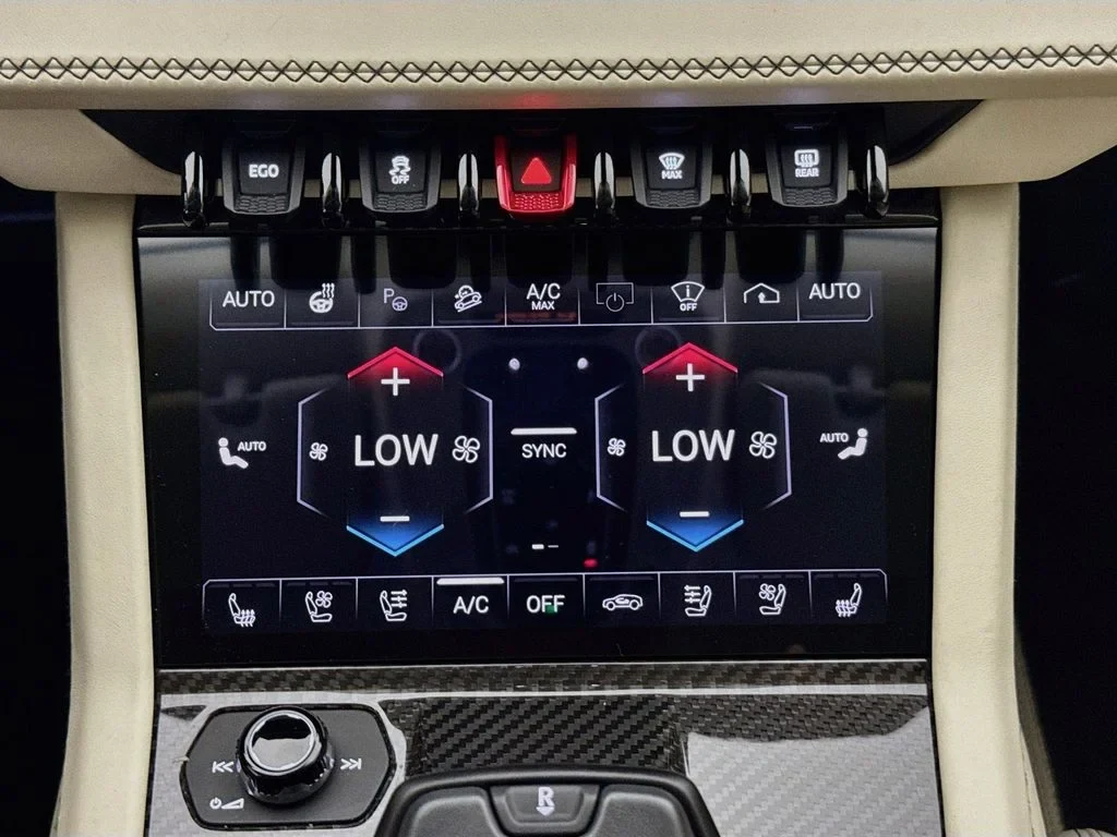 2025 Lamborghini Urus SE interior, center console