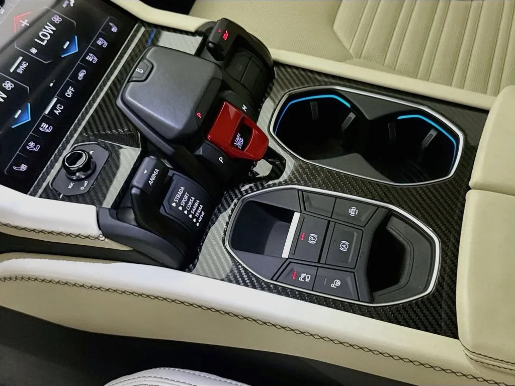 2025 Lamborghini Urus SE interior, center console