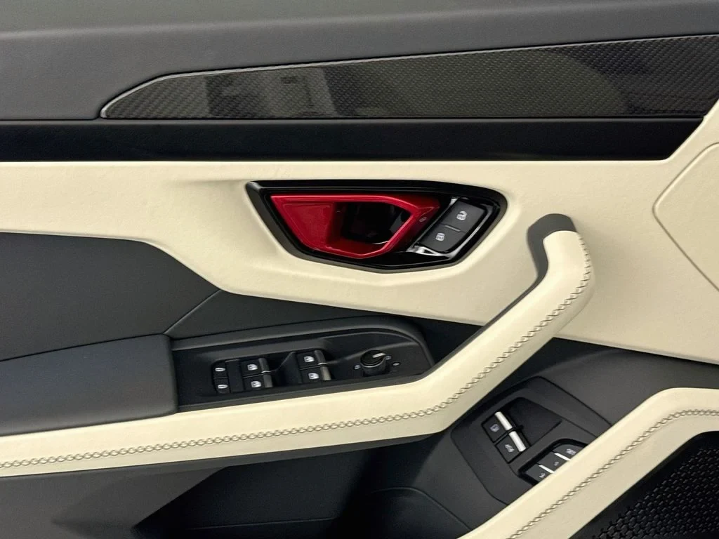 2025 Lamborghini Urus SE interior, door panel
