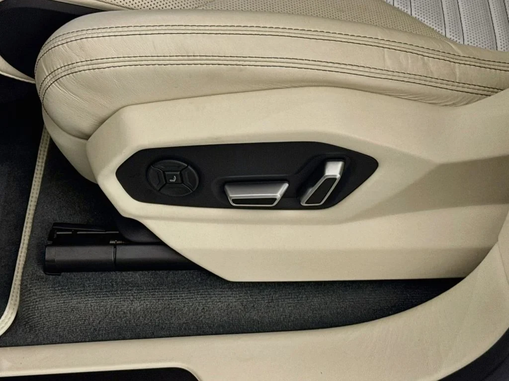 2025 Lamborghini Urus SE interior, door panel