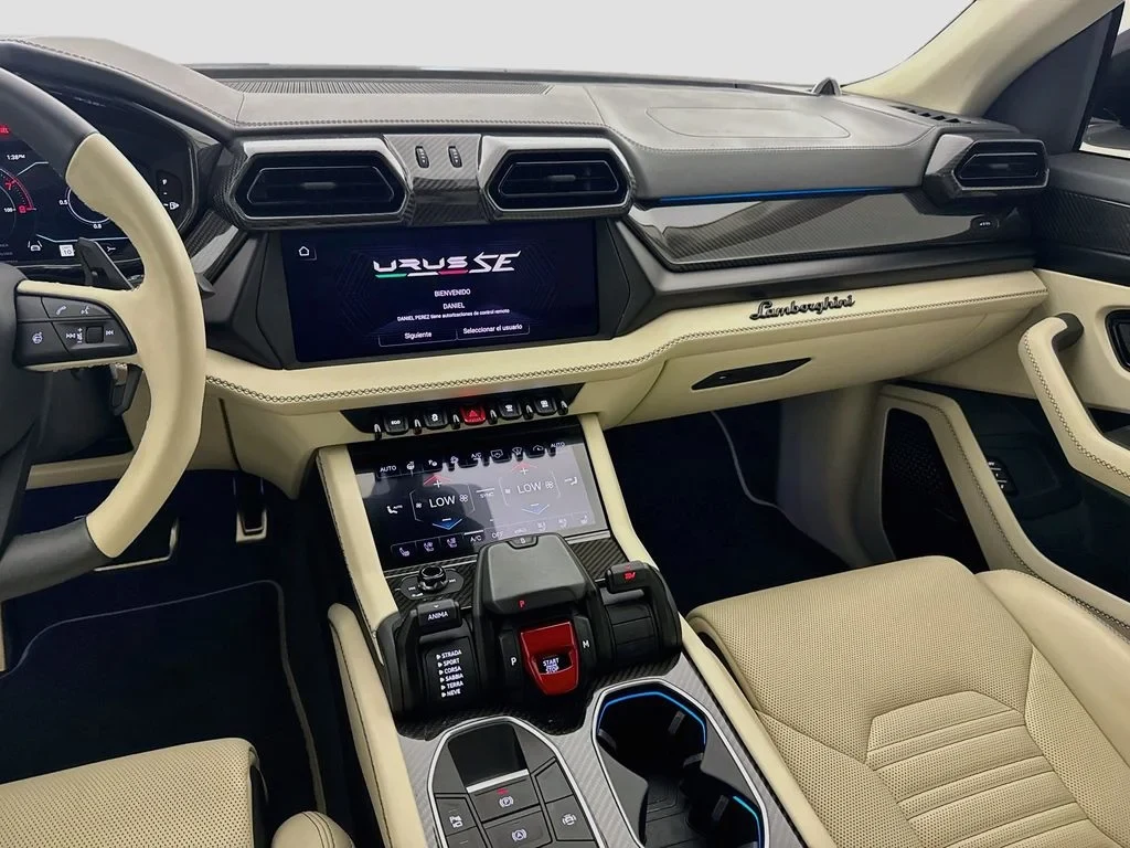 2025 Lamborghini Urus SE interior