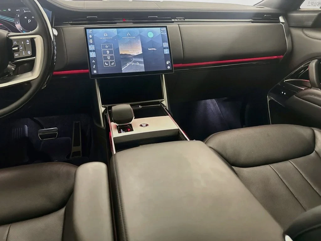 2025 Land Rover Range Rover P400 SE interior, Ebony