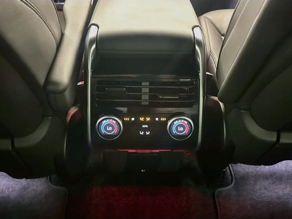 2025 Land Rover Range Rover P400 SE interior, Ebony