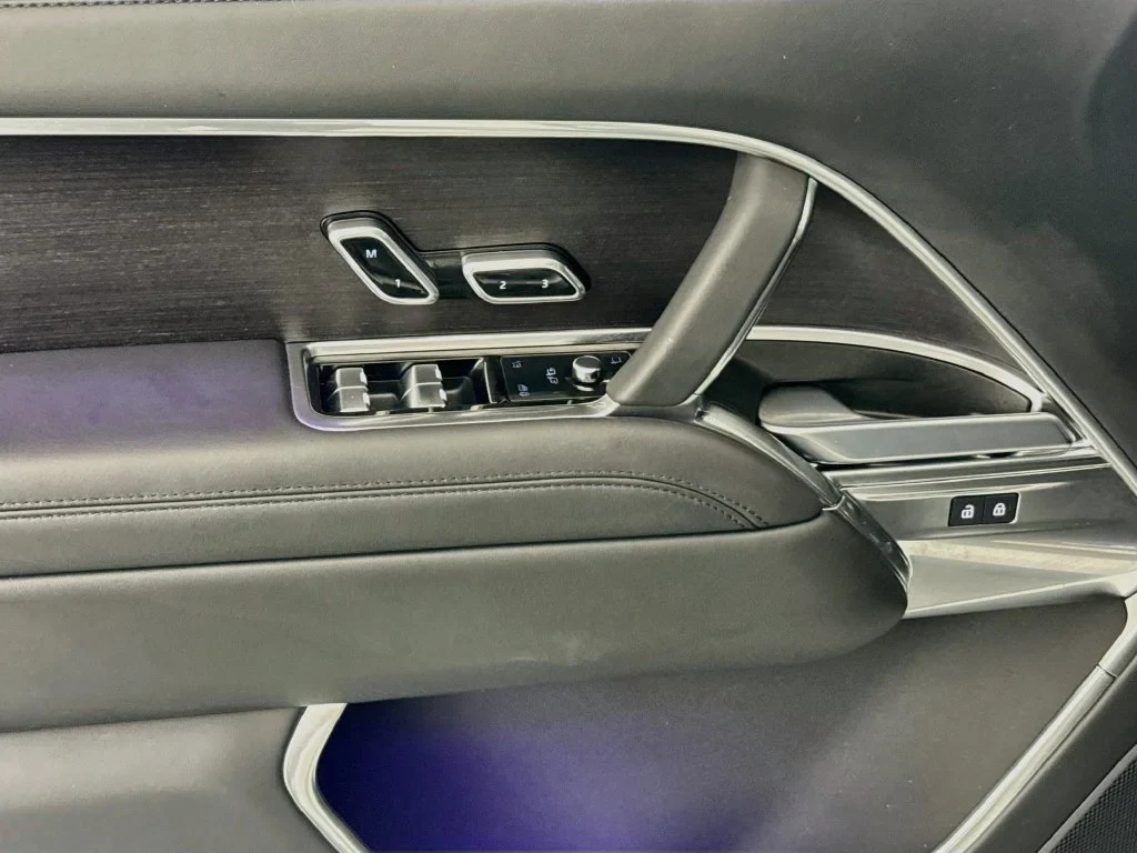 2025 Land Rover Range Rover P400 SE interior, door panel, Ebony