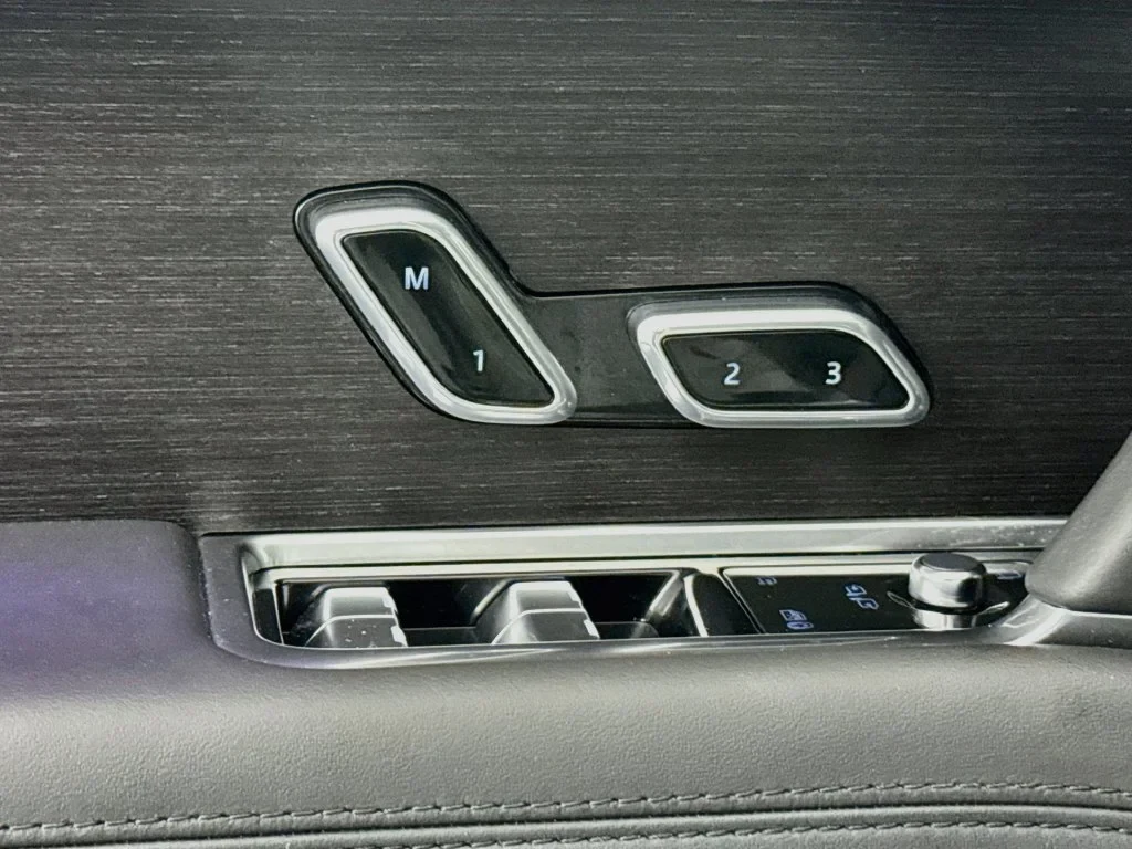 2025 Land Rover Range Rover P400 SE interior, door panel, Ebony