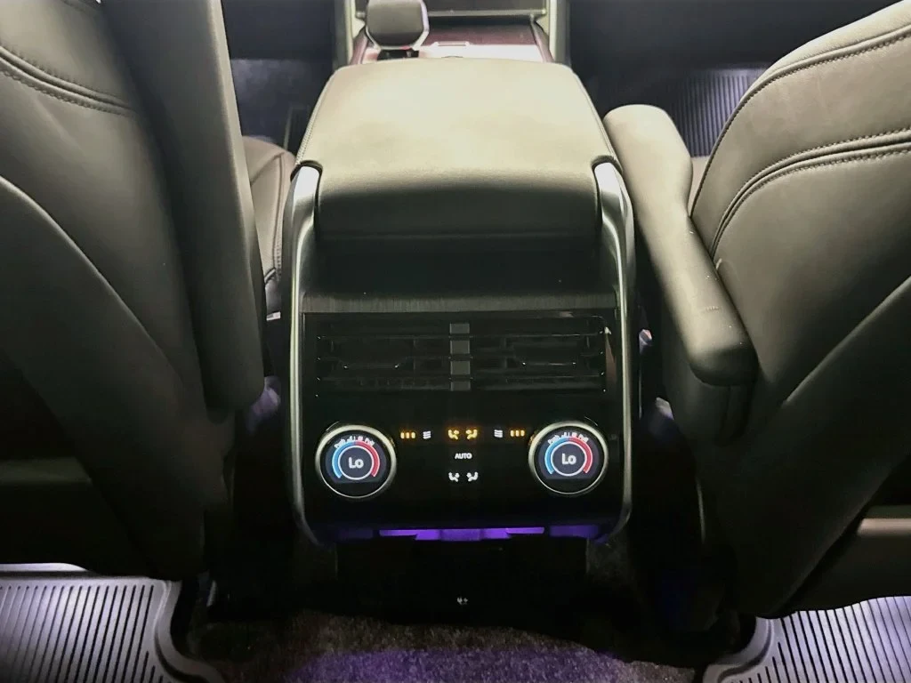 2025 Land Rover Range Rover P400 SE interior, Ebony