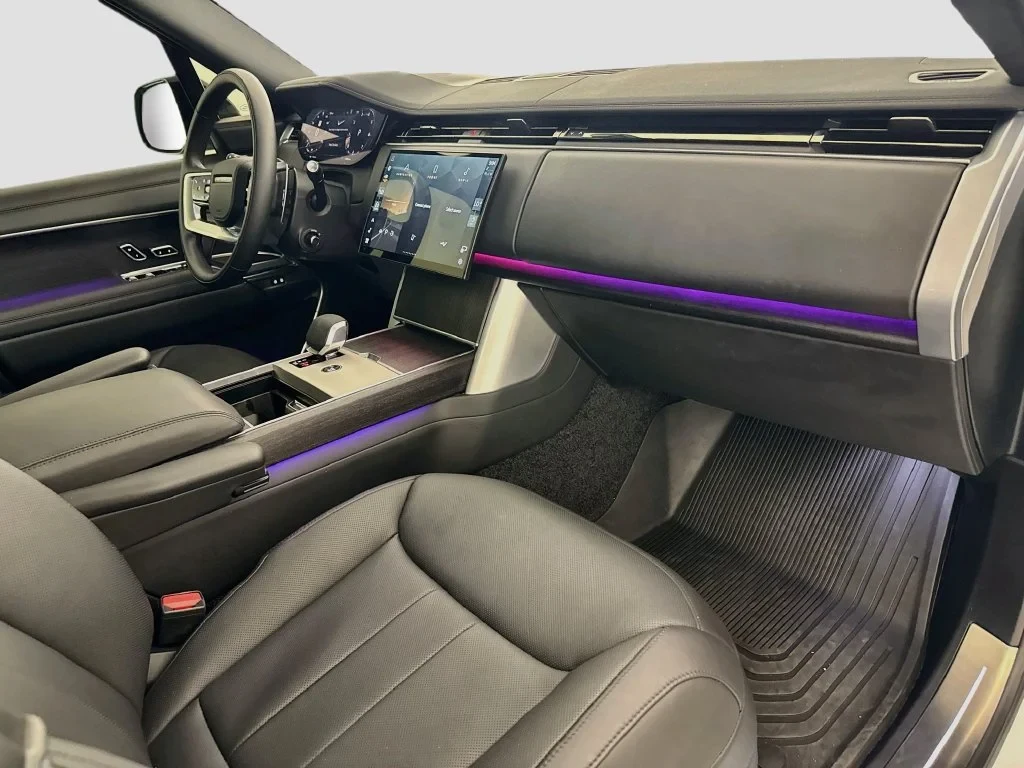 2025 Land Rover Range Rover P400 SE interior, Ebony