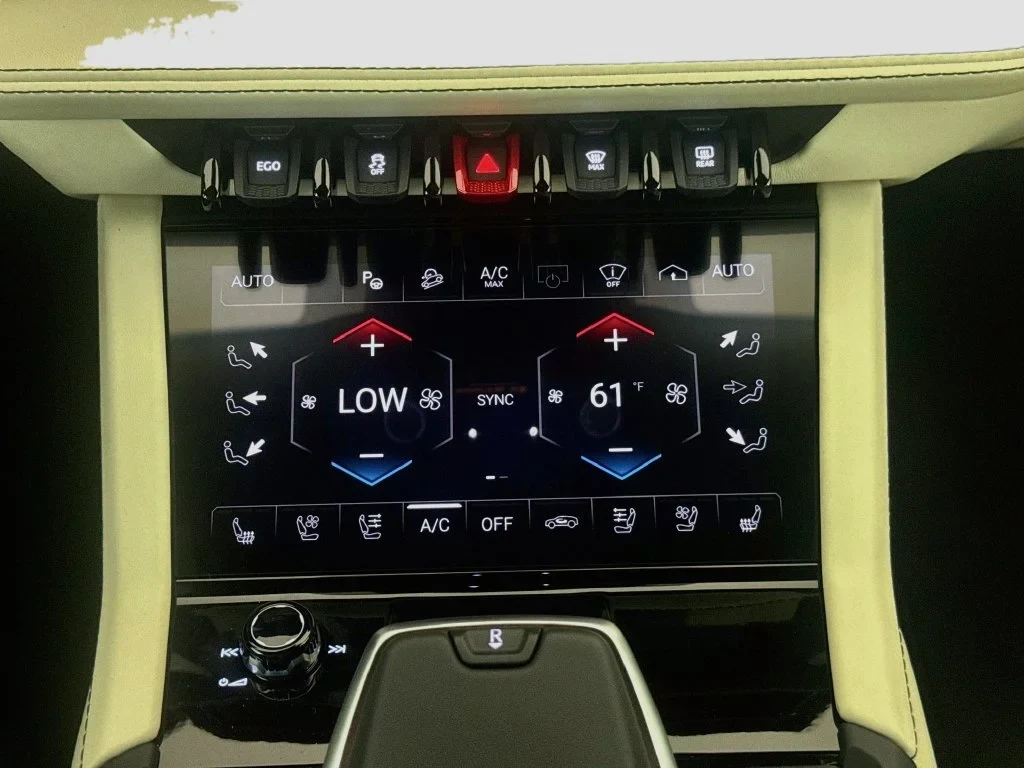 2026 Lamborghini Urus SE interior, Marrone Elpis