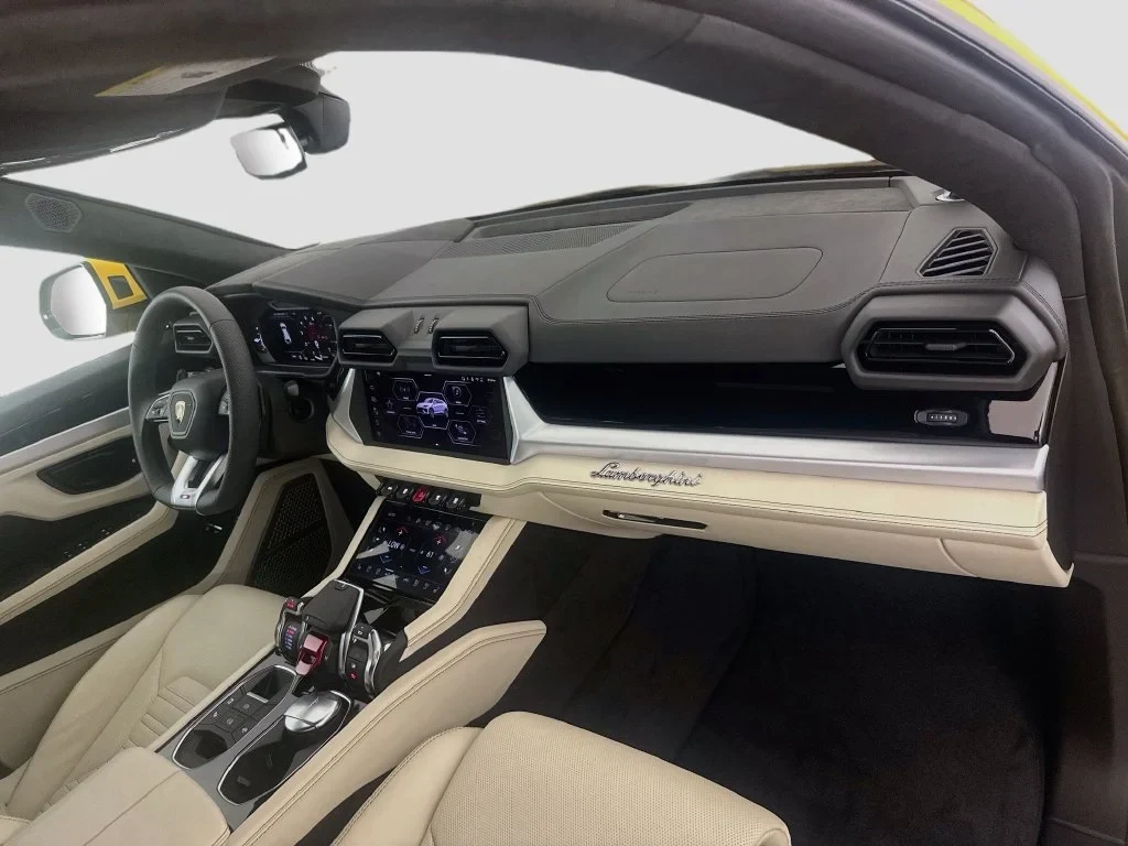 2026 Lamborghini Urus SE interior, dashboard, Marrone Elpis