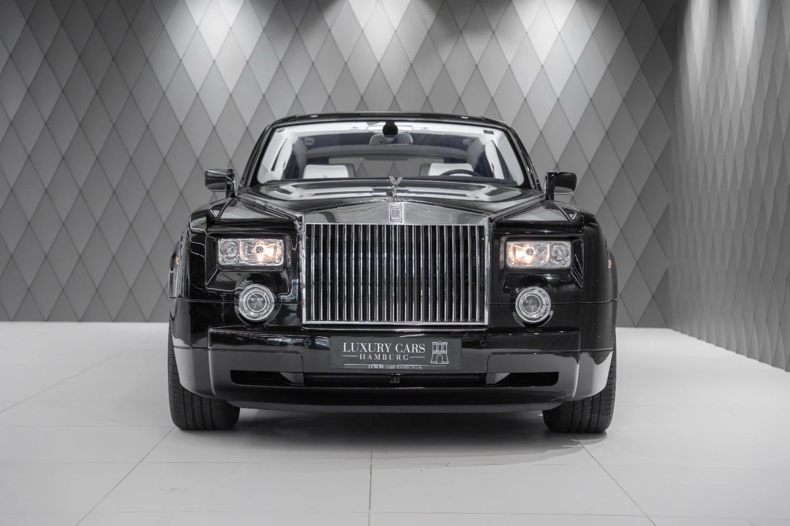 Black Rolls-Royce Phantom, full front view