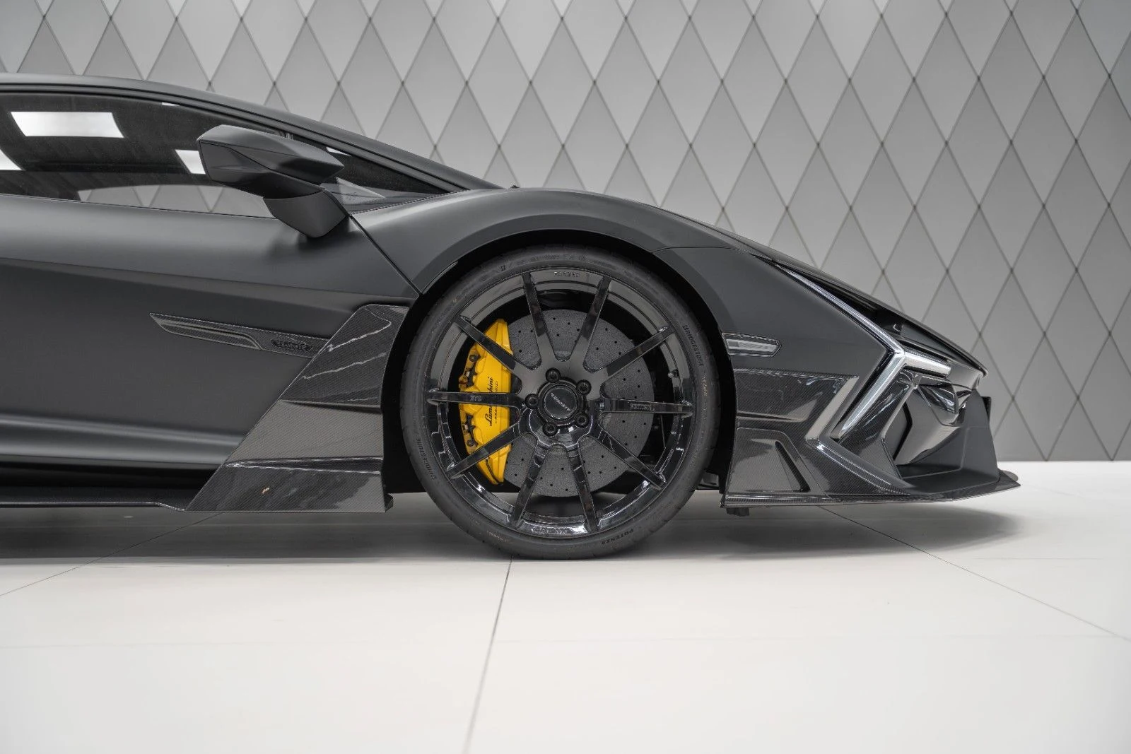 Mansory Revuelto, 6/10