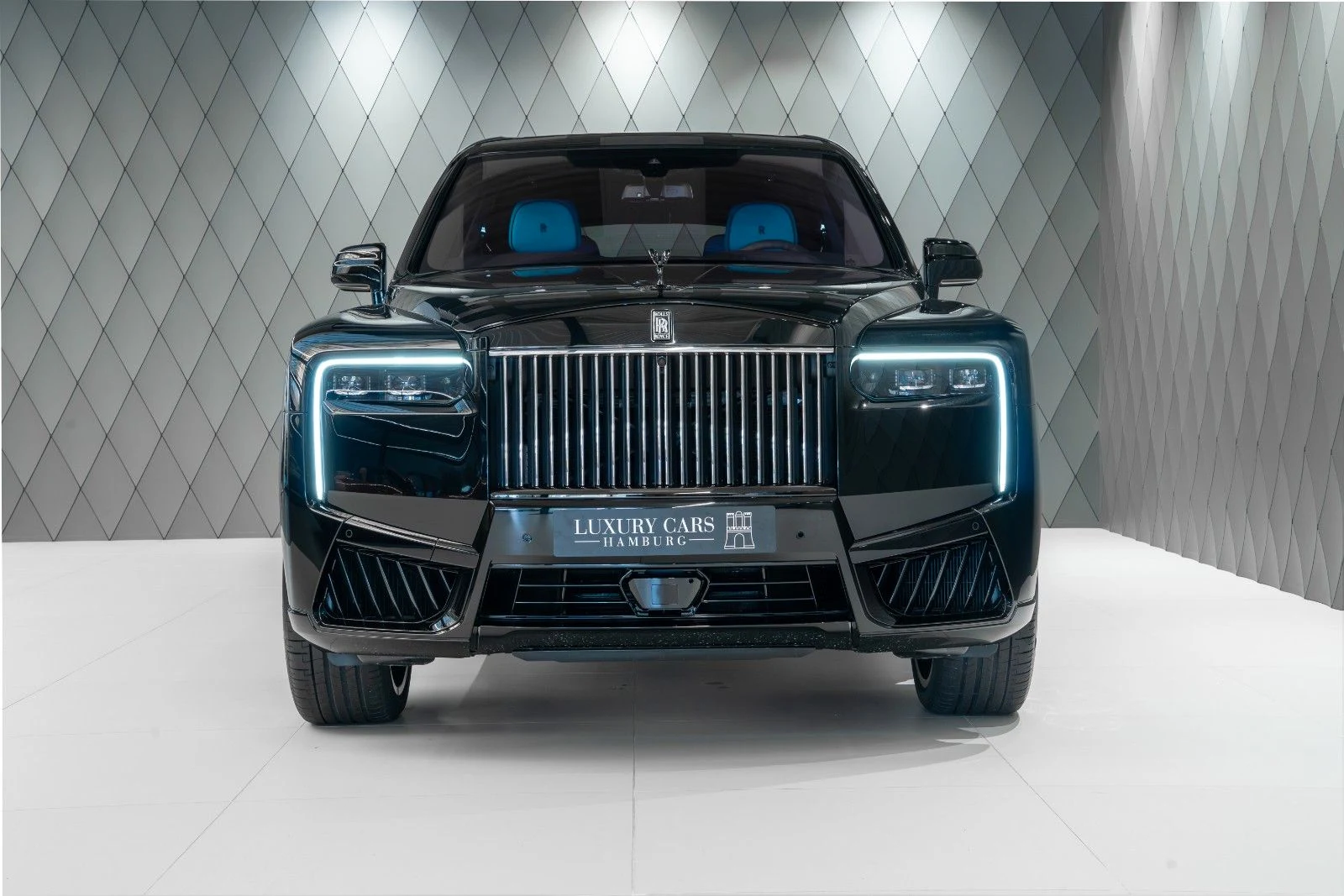 Black Rolls-Royce Cullinan Black Badge, full front view