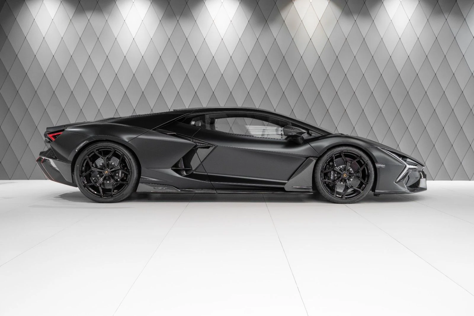 Lamborghini Revuelto, 2/10
