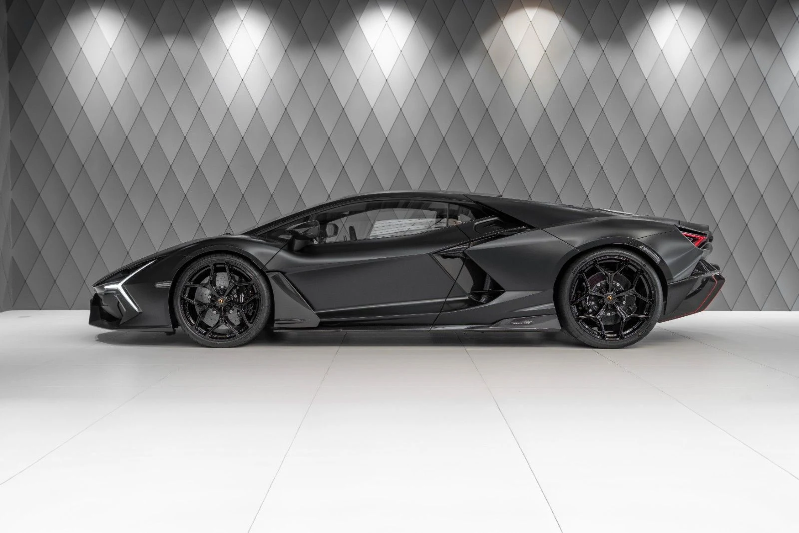 Lamborghini Revuelto, 3/10