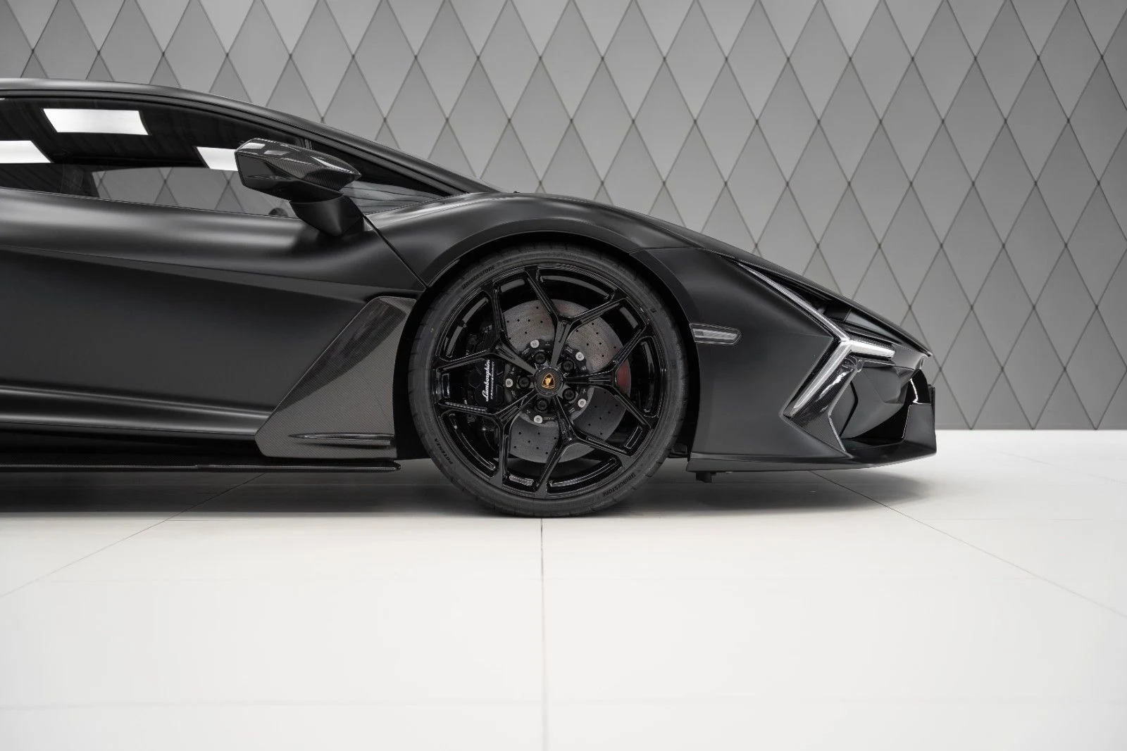 Lamborghini Revuelto, 6/10