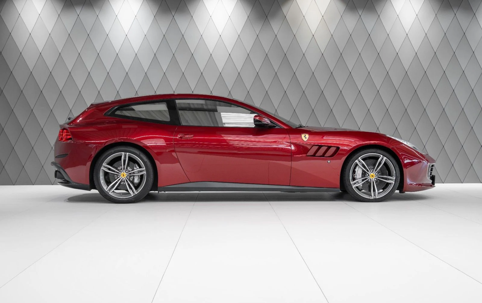 Ferrari GTC4Lusso, 2/10