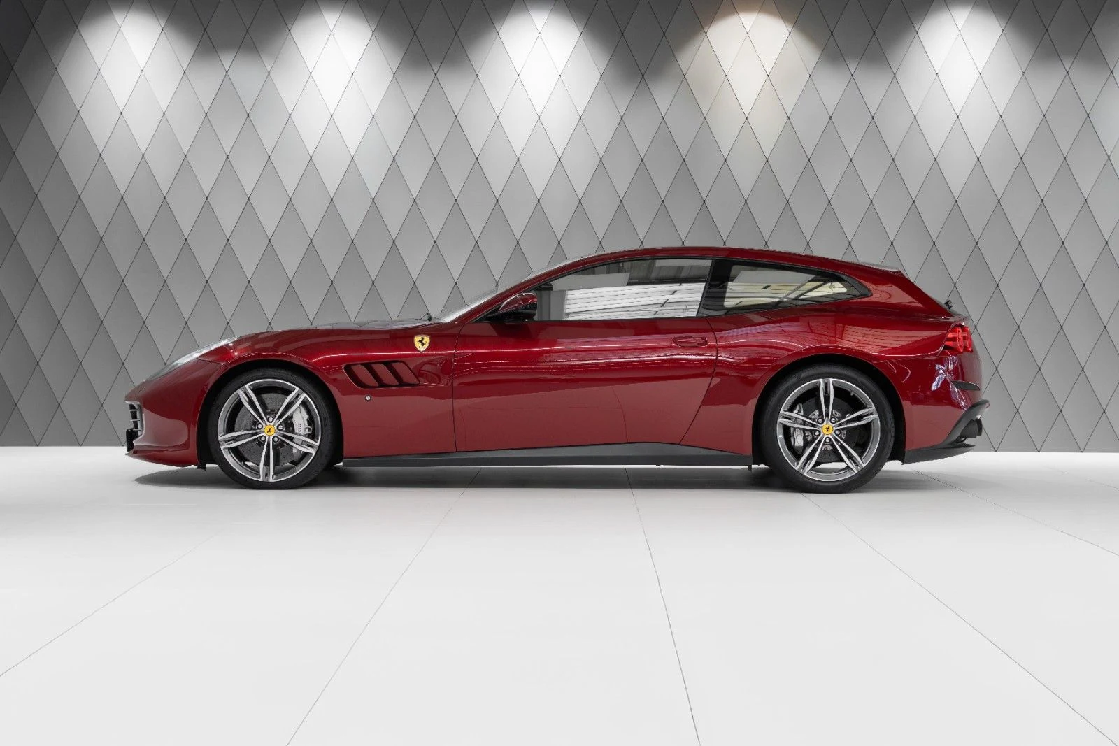 Ferrari GTC4Lusso, 3/10