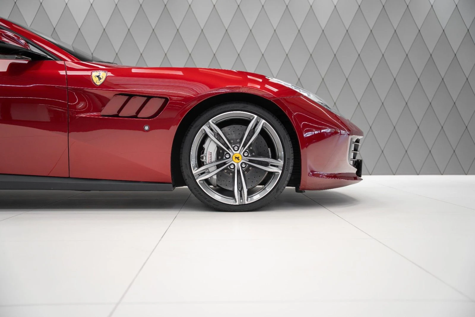 Ferrari GTC4Lusso, 6/10