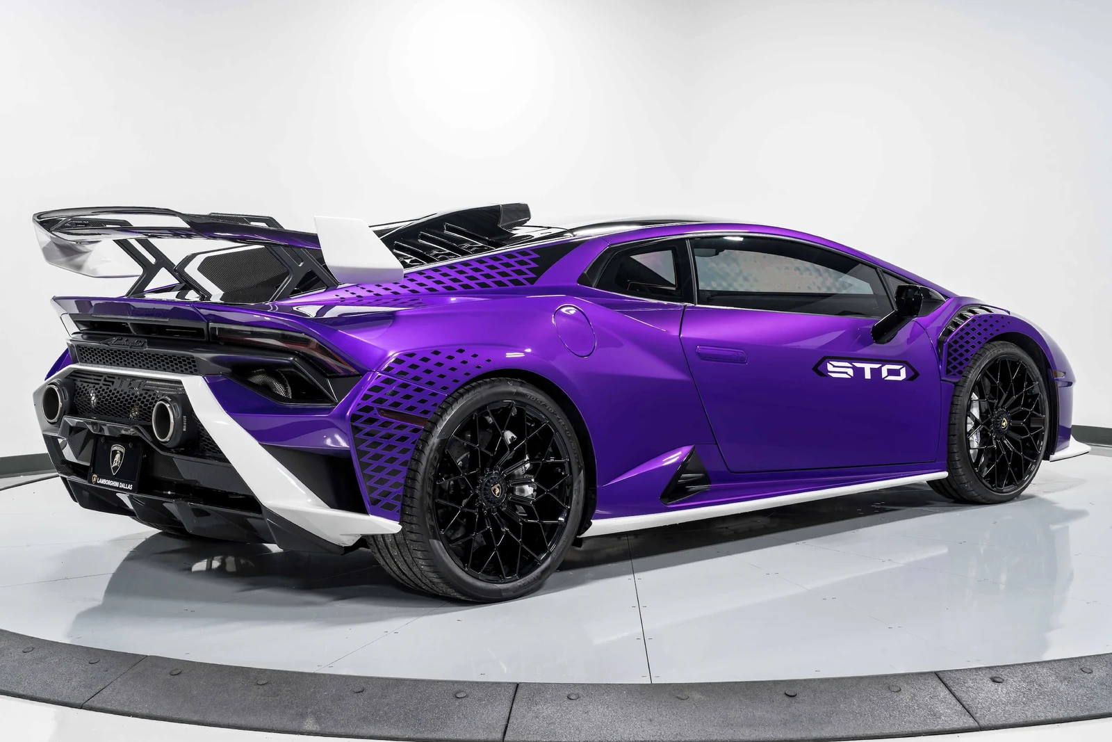 2023 Lamborghini Huracán STO, 2/30