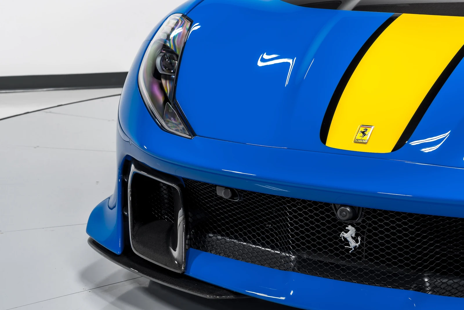 2022 Ferrari 812 Competizione, 19/30