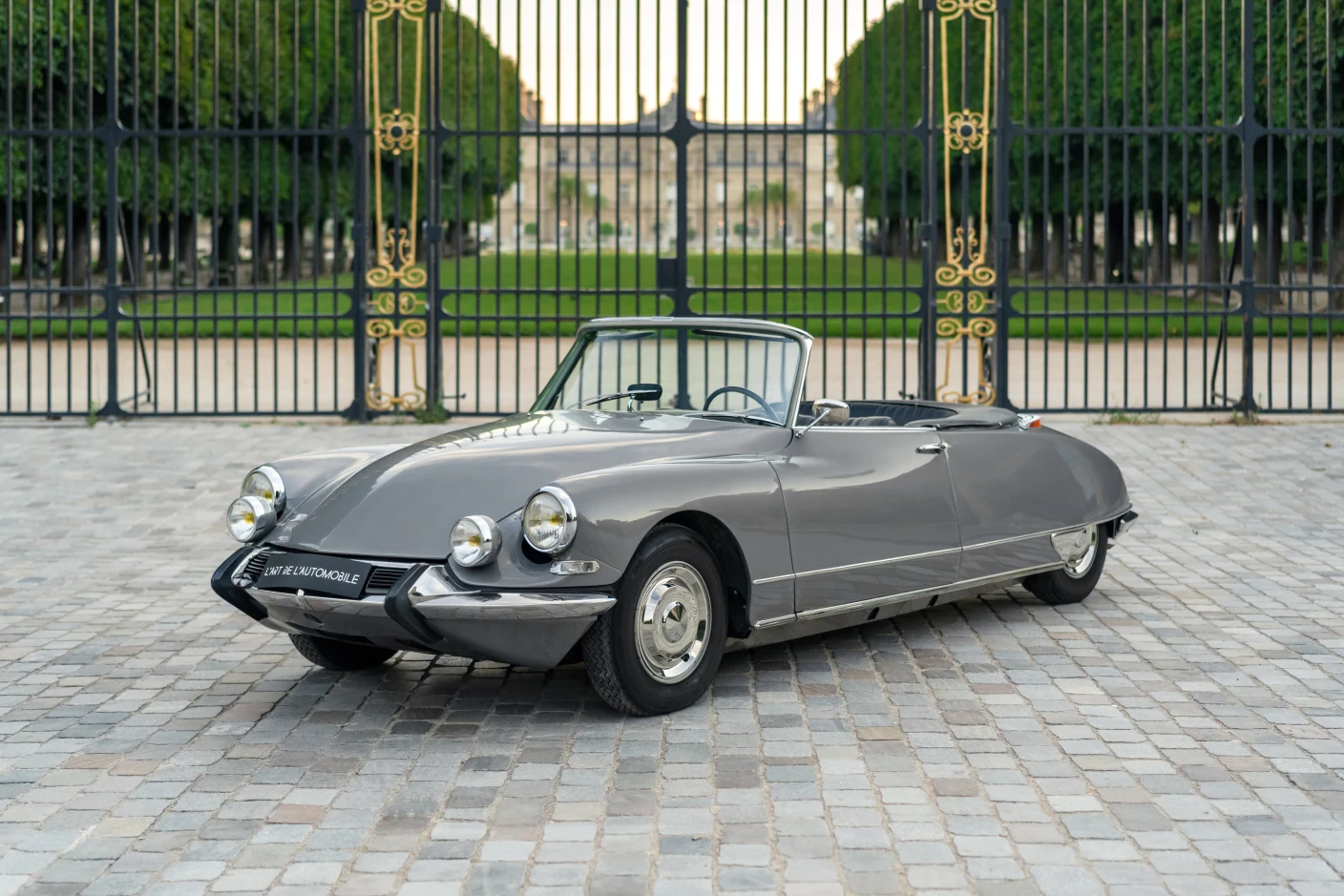 Gray Citroën DS 21 Cabriolet Chapron, full front three-quarter view