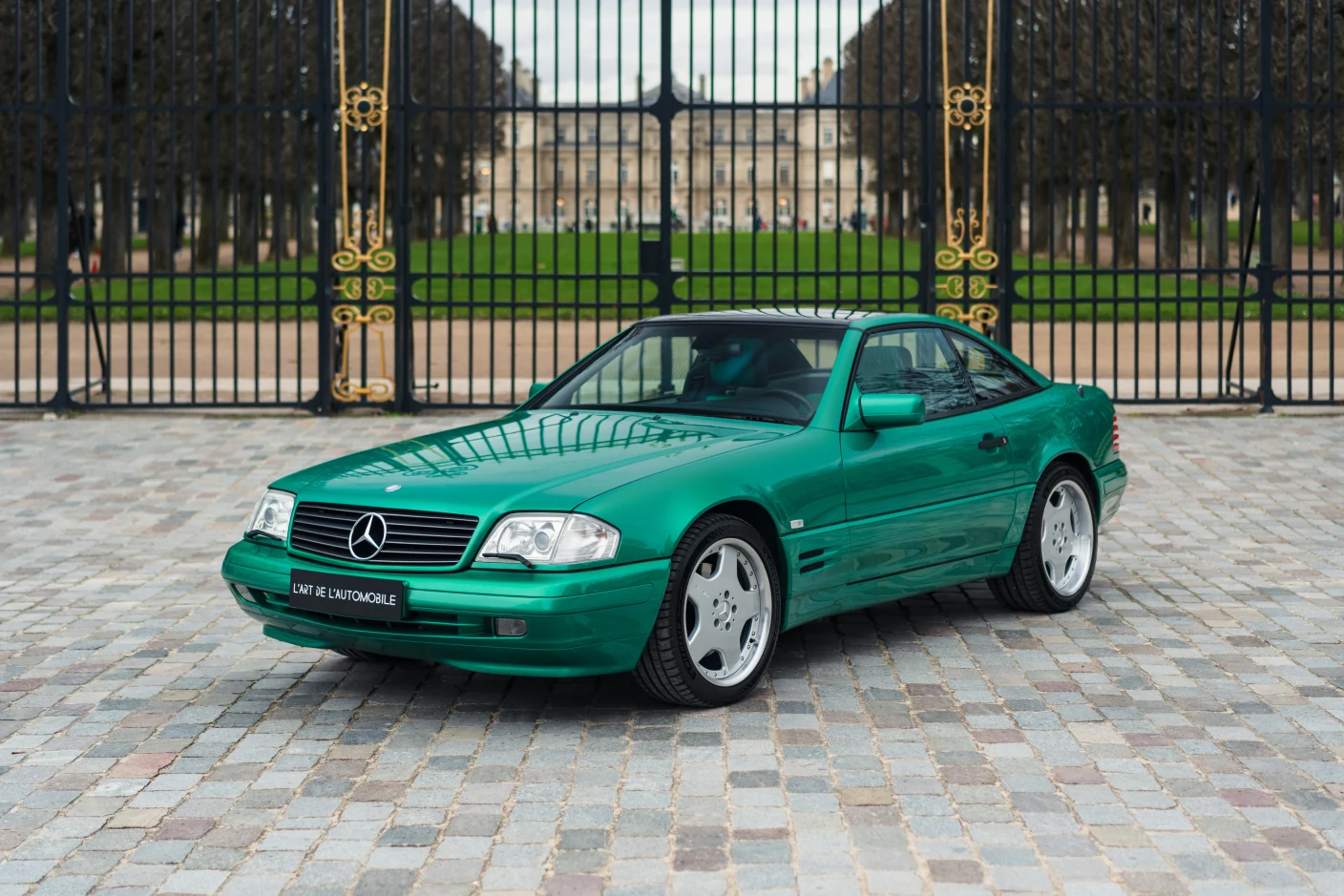 Green Mercedes-Benz SL 500 (R129), full front three-quarter view