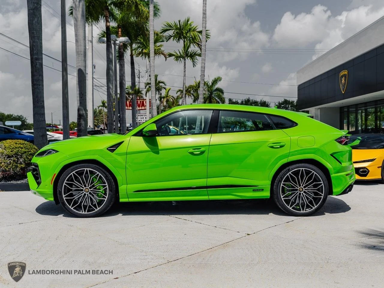 2025 Lamborghini Urus SE, 2/30