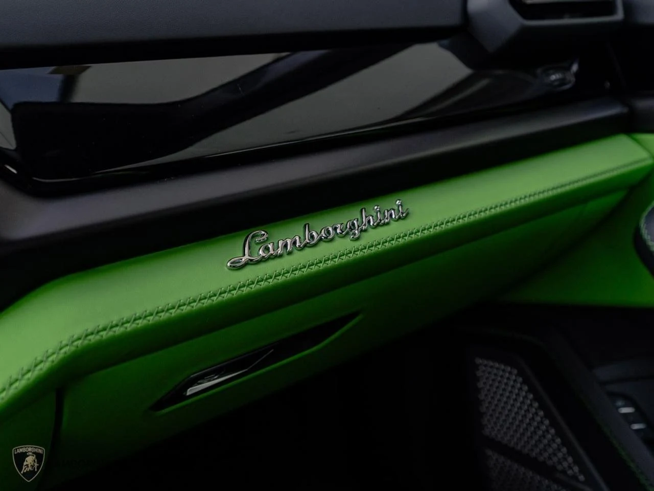 2025 Lamborghini Urus SE, 11/30