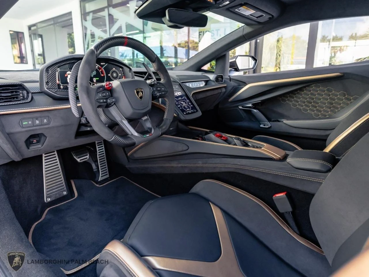 2025 Lamborghini Revuelto interior, Nero/Oro