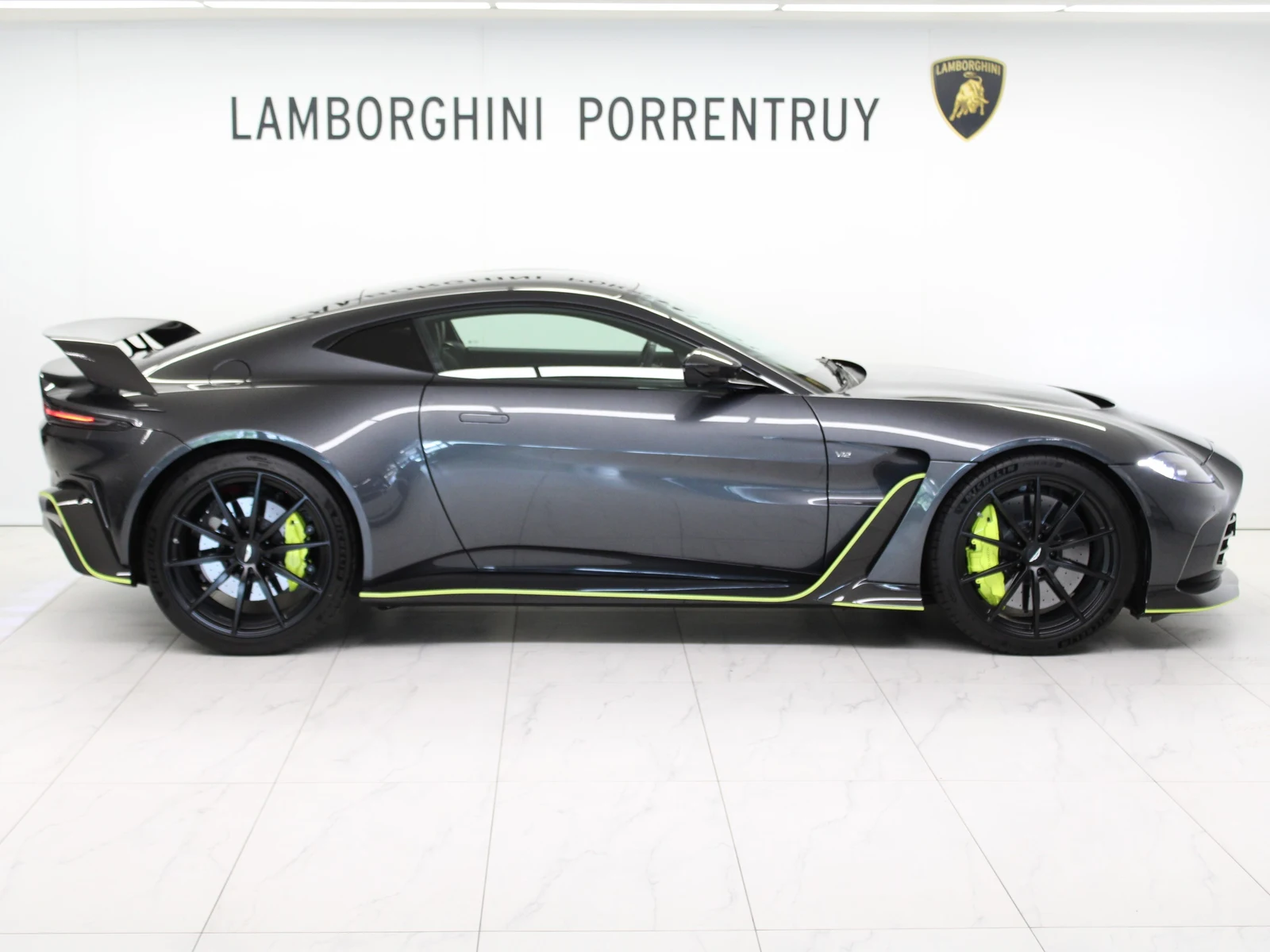 Aston Martin V12 Vantage, 2/6