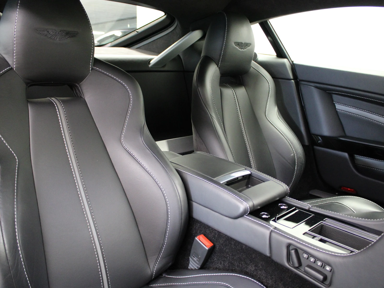 Aston Martin V12 Vantage S, 8/8