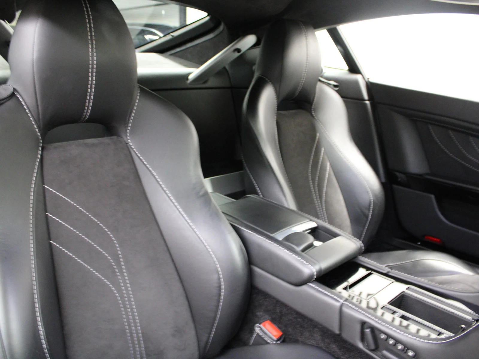 Aston Martin V8 Vantage S, 7/7