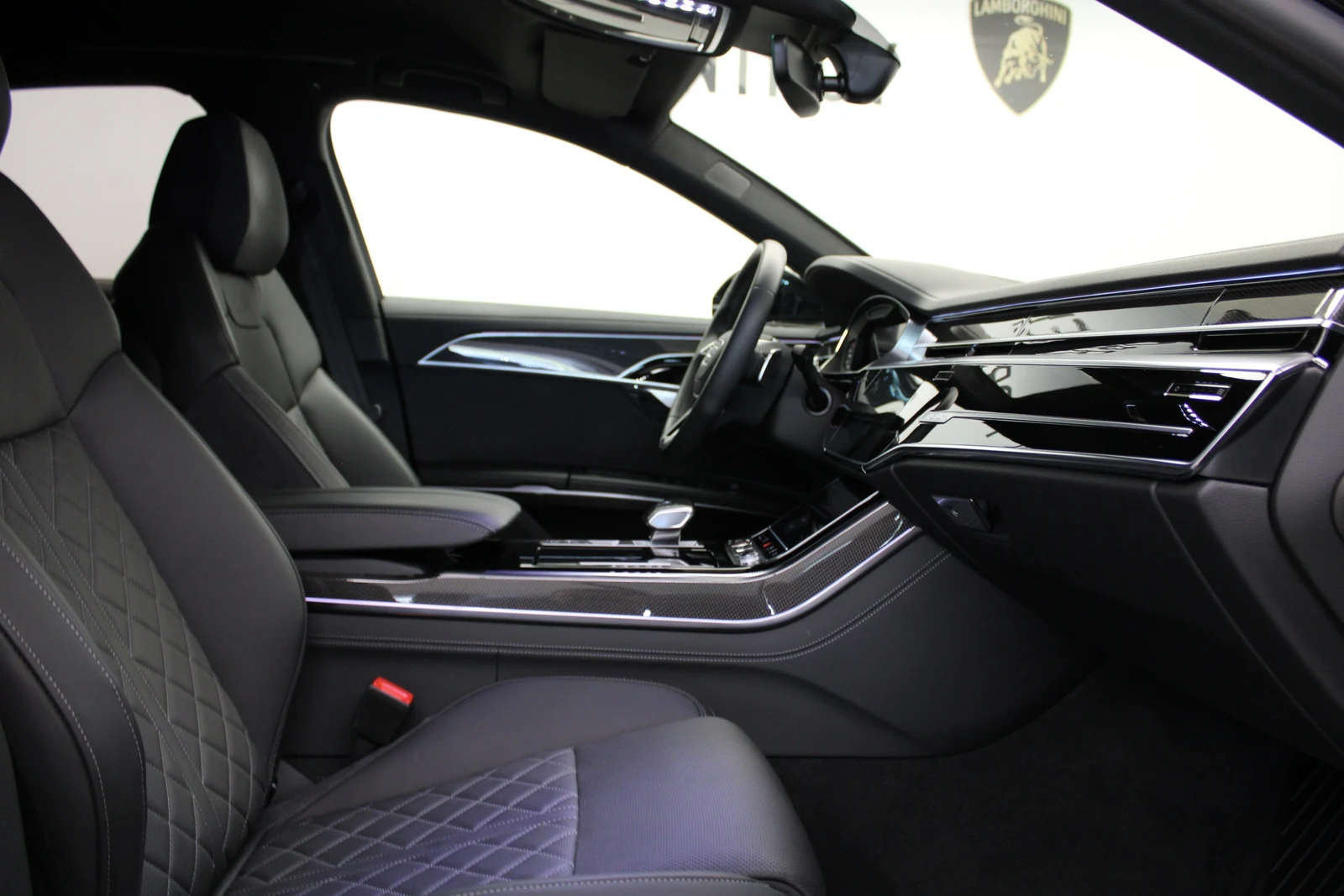 Audi S8, 6/9
