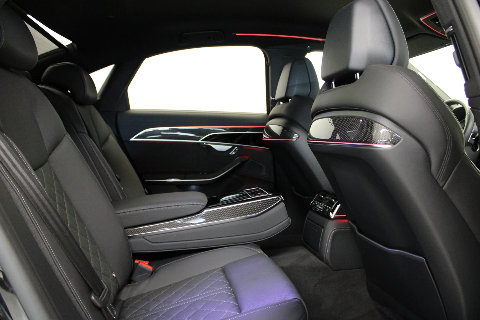 Audi S8, 8/9