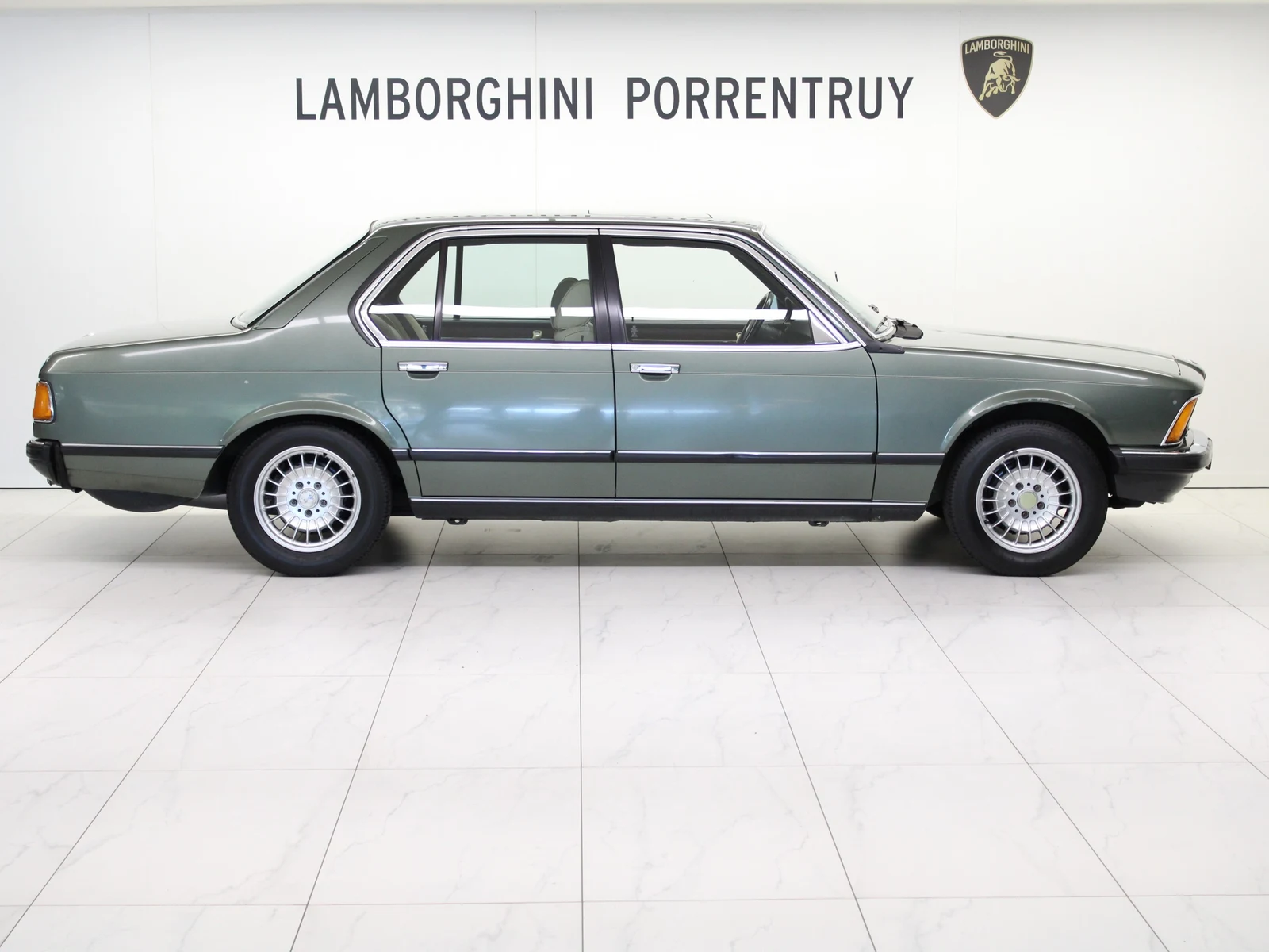 BMW 745i (E23), 2/9
