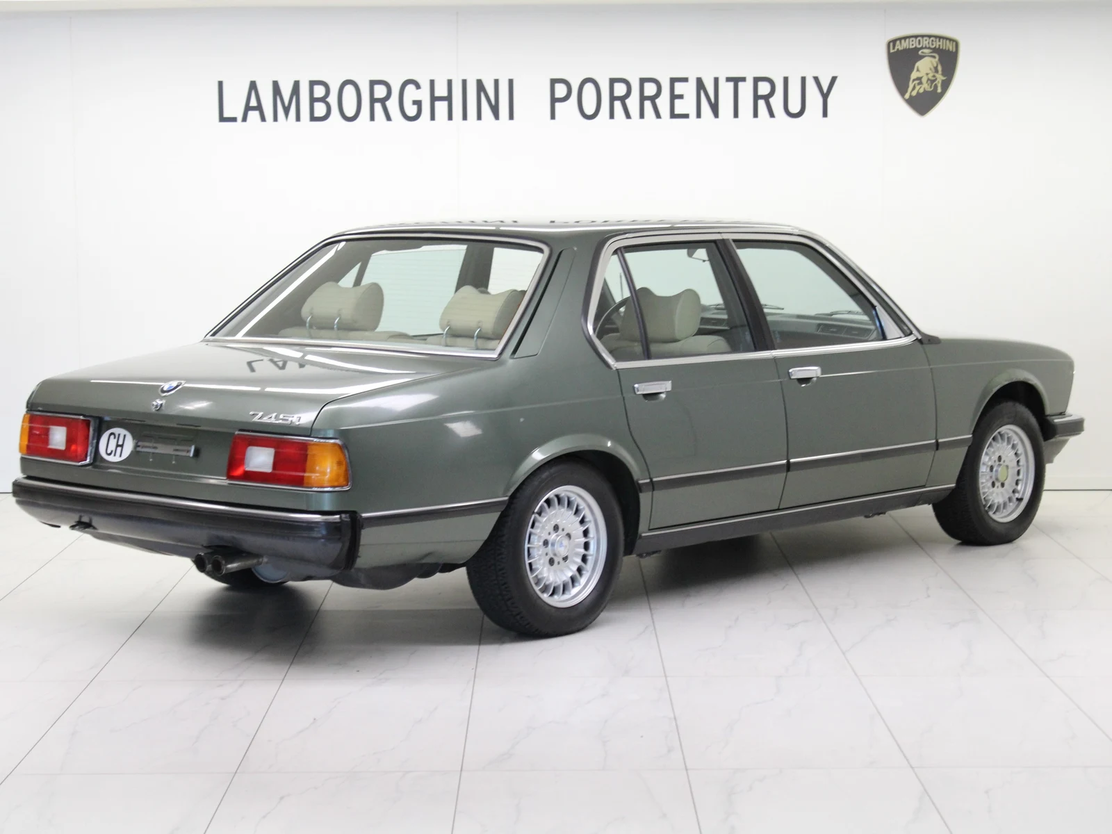 BMW 745i (E23), 3/9