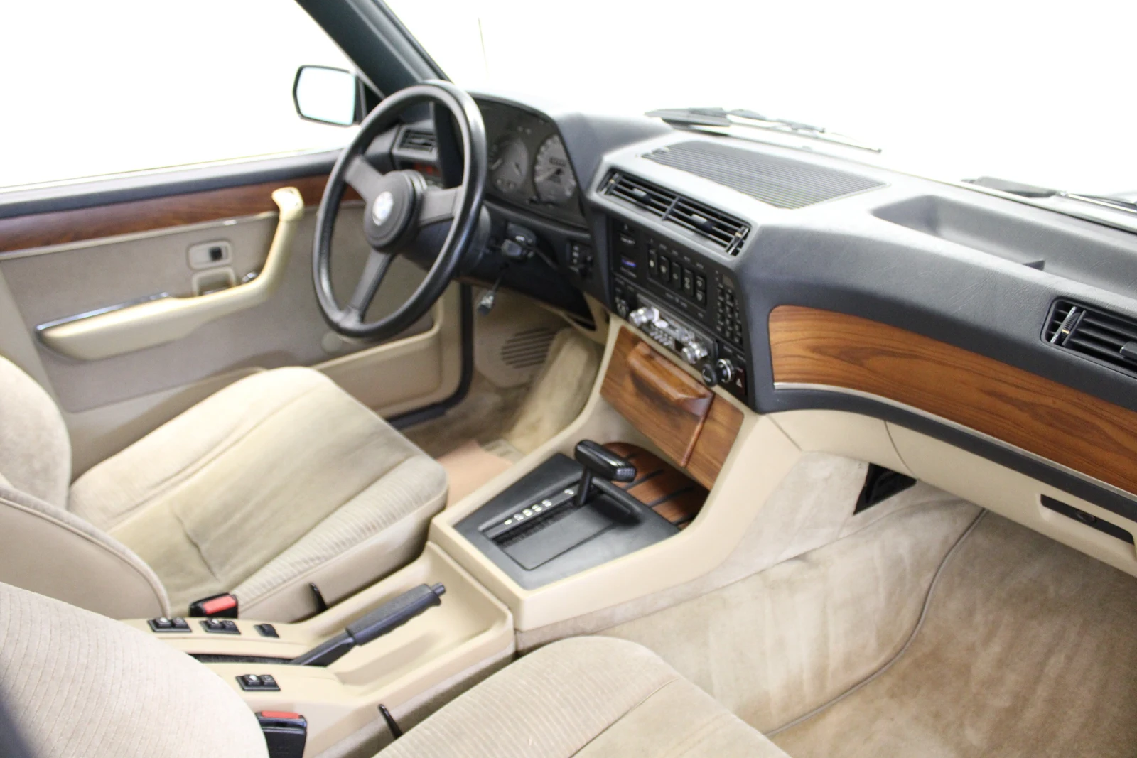 BMW 745i (E23), 6/9