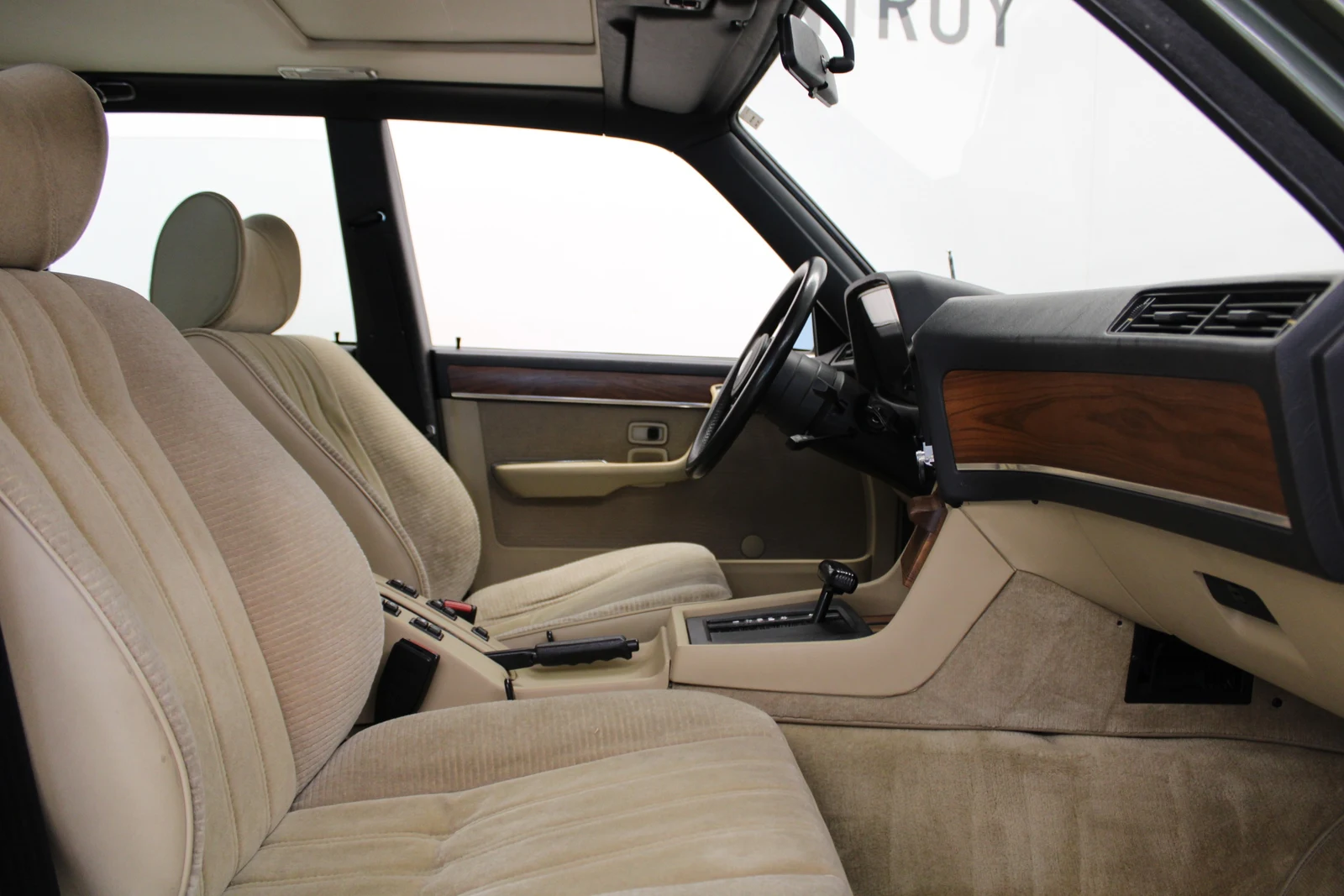 BMW 745i (E23), 7/9