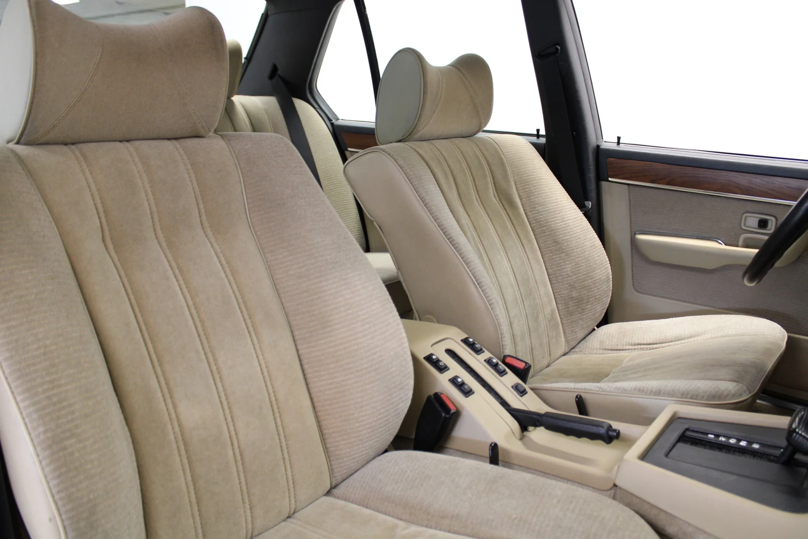 BMW 745i (E23), 8/9